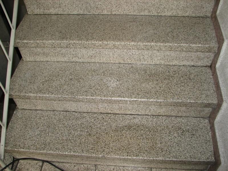 Terrazzotreppe: Ausbrüche geschlossen, Stufen neu geschliffen
