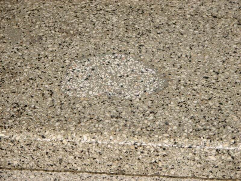 Terrazzotreppe: Ausbrüche geschlossen, Stufen neu geschliffen