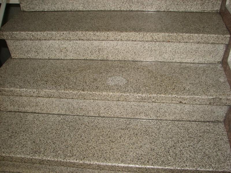 Terrazzotreppe: Ausbrüche geschlossen, Stufen neu geschliffen