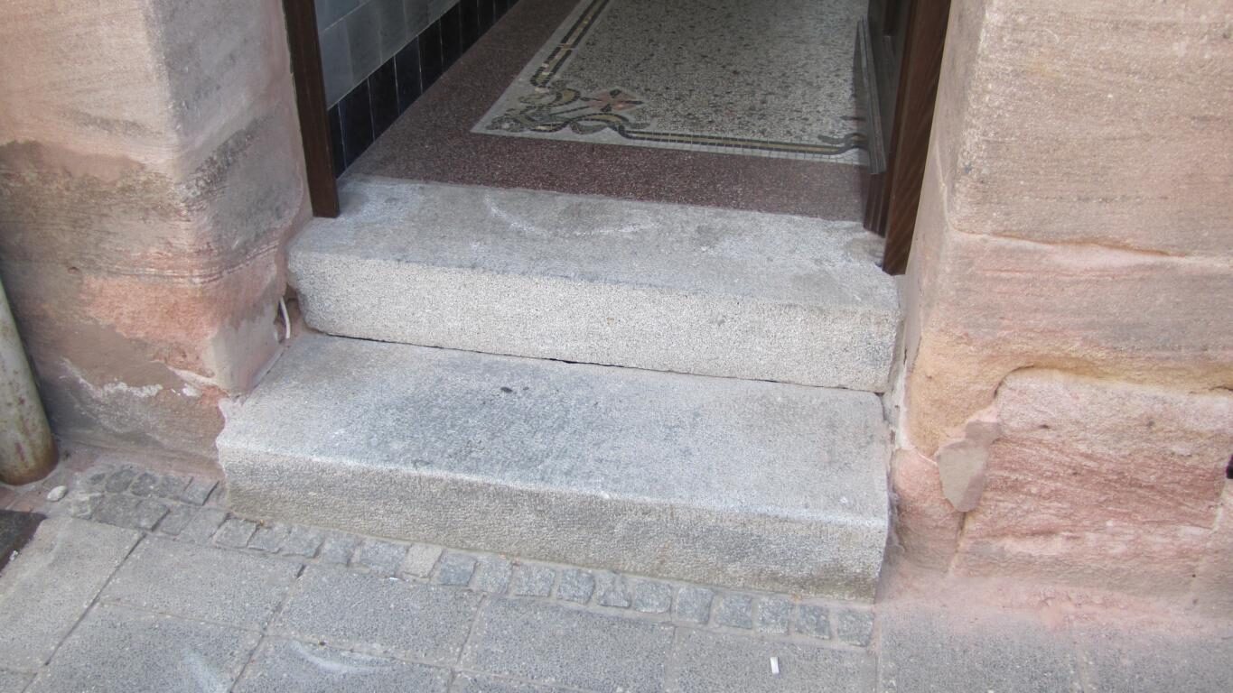 Terrazzoboden im Erdgeschoss freigelegt und geschliffen