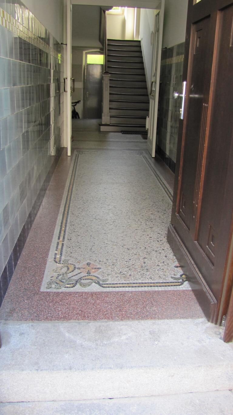 Terrazzoboden im Erdgeschoss freigelegt und geschliffen