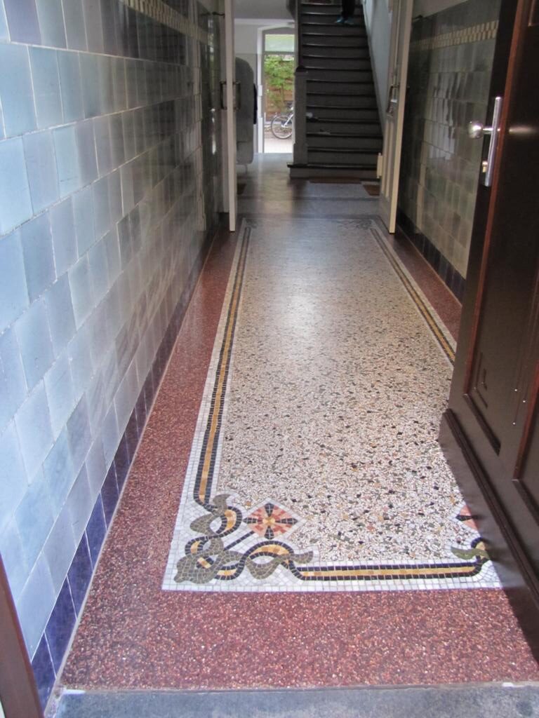 Terrazzoboden im Erdgeschoss freigelegt und geschliffen