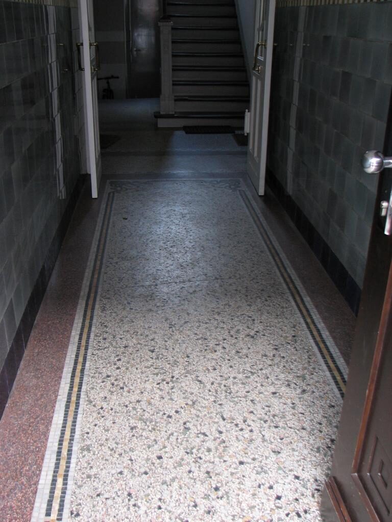 Terrazzoboden im Erdgeschoss freigelegt und geschliffen