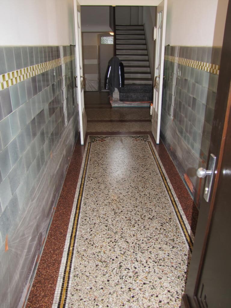 Terrazzoboden im Erdgeschoss freigelegt und geschliffen