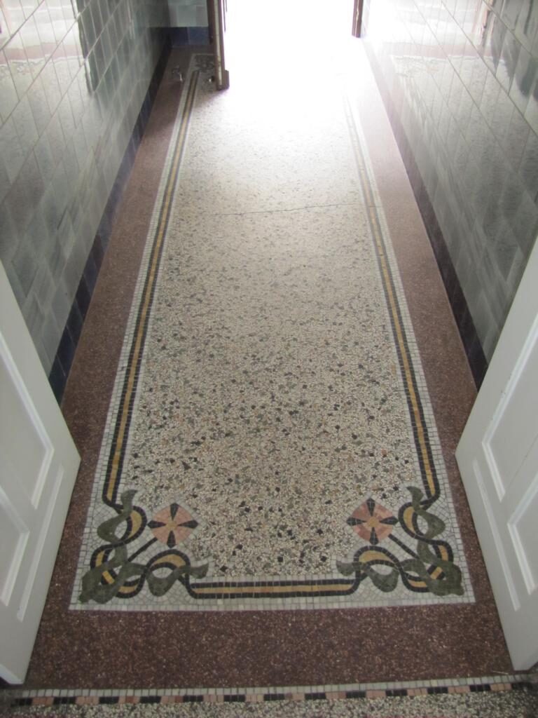 Terrazzoboden im Erdgeschoss freigelegt und geschliffen