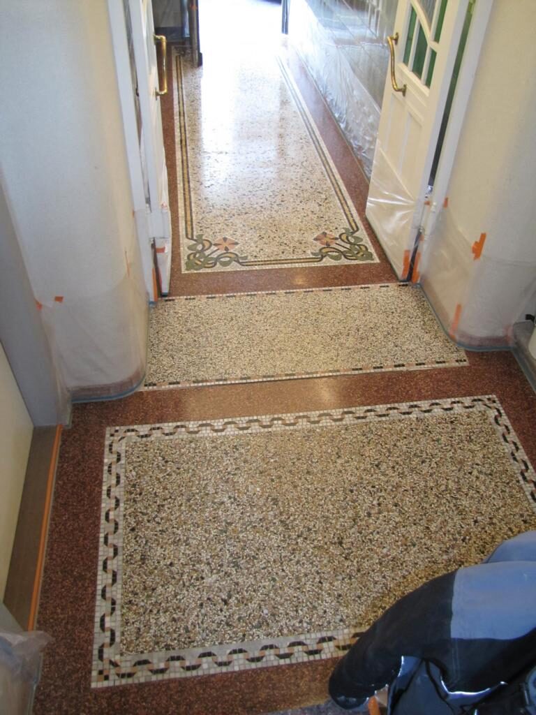 Terrazzoboden im Erdgeschoss freigelegt und geschliffen