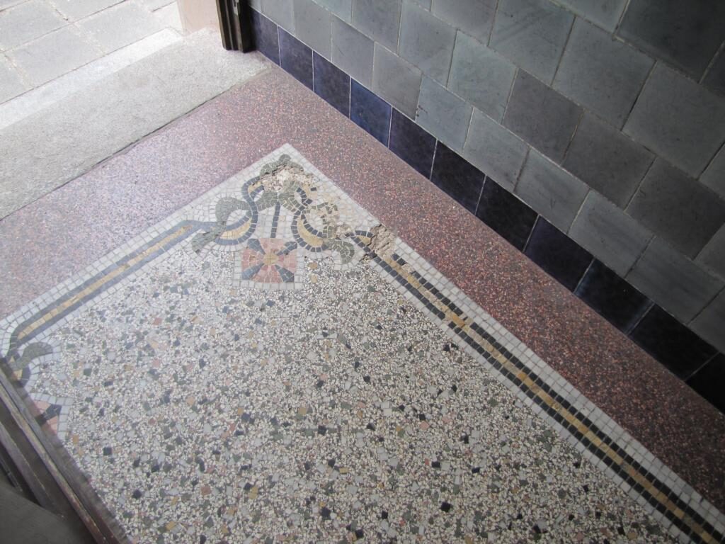 Terrazzoboden im Erdgeschoss freigelegt und geschliffen