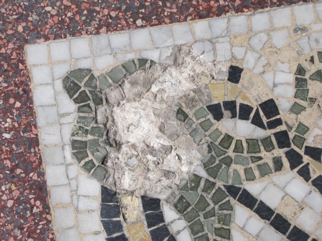 Terrazzoboden im Erdgeschoss freigelegt und geschliffen