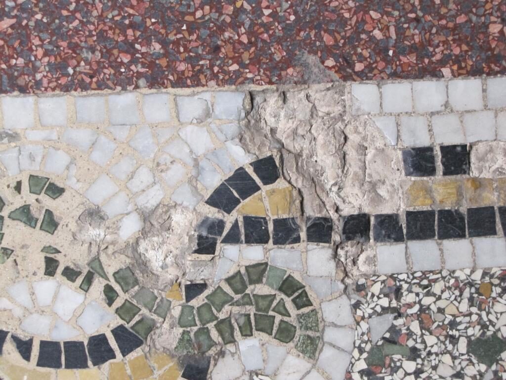 Terrazzoboden im Erdgeschoss freigelegt und geschliffen