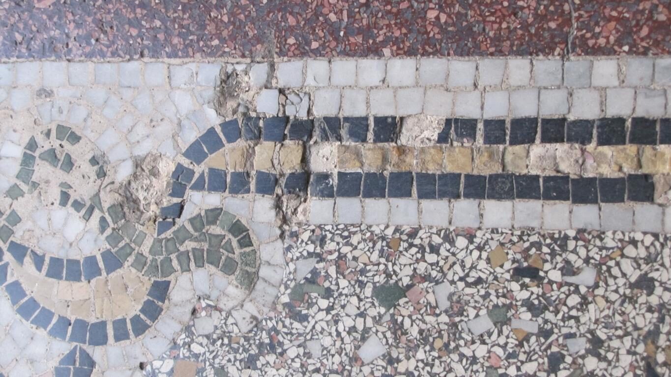 Terrazzoboden im Erdgeschoss freigelegt und geschliffen
