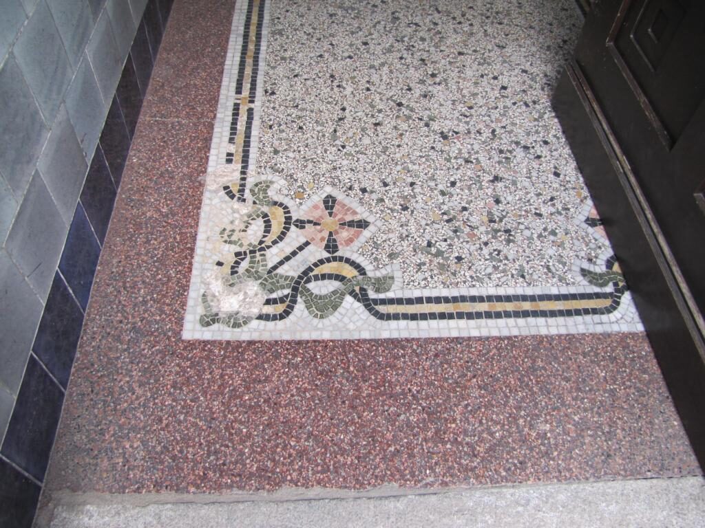 Terrazzoboden im Erdgeschoss freigelegt und geschliffen