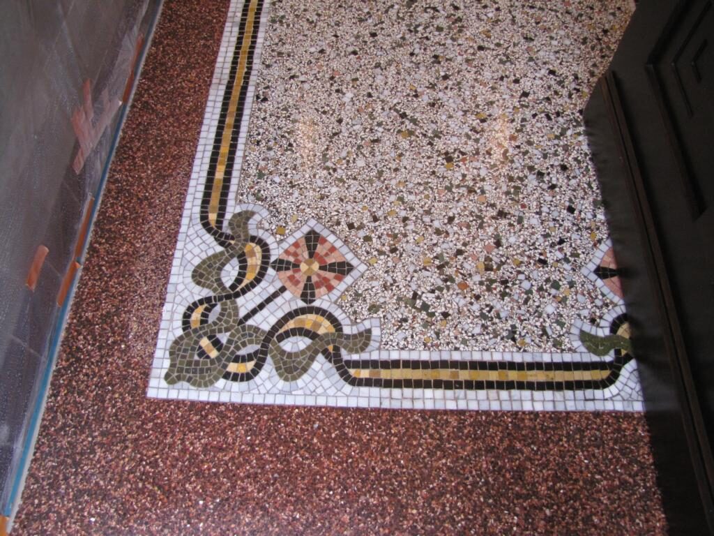 Terrazzoboden im Erdgeschoss freigelegt und geschliffen