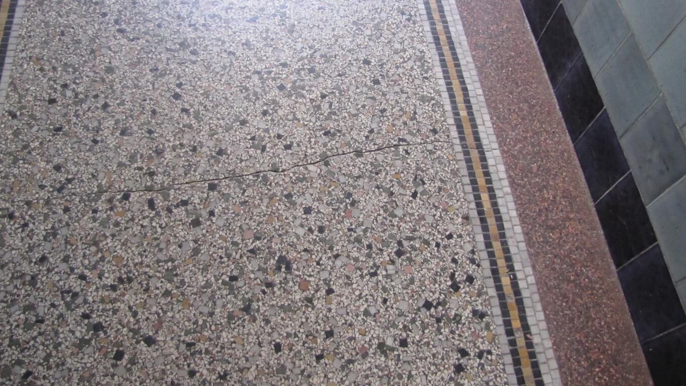 Terrazzoboden im Erdgeschoss freigelegt und geschliffen