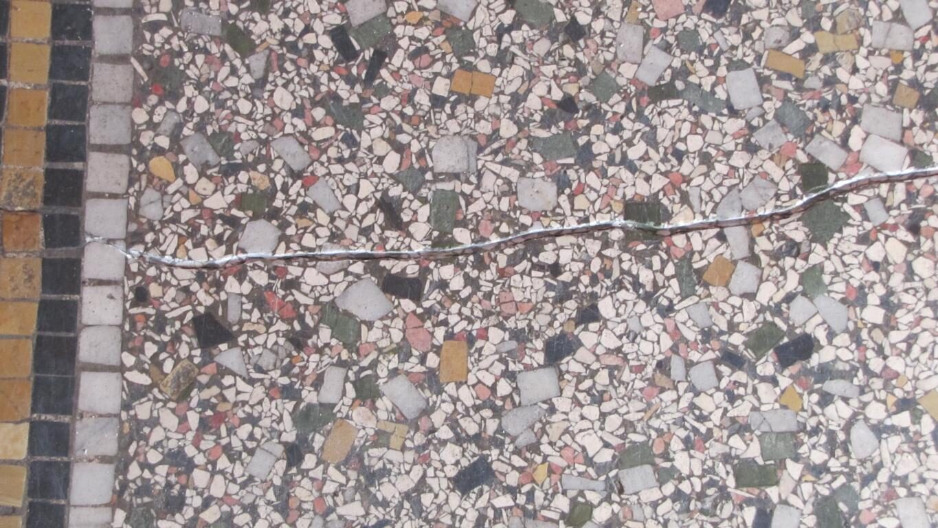 Terrazzoboden im Erdgeschoss freigelegt und geschliffen