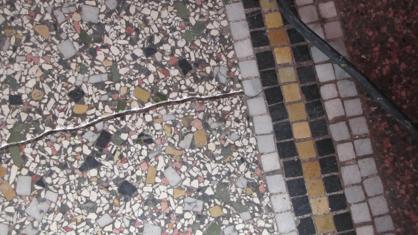 Terrazzoboden im Erdgeschoss freigelegt und geschliffen