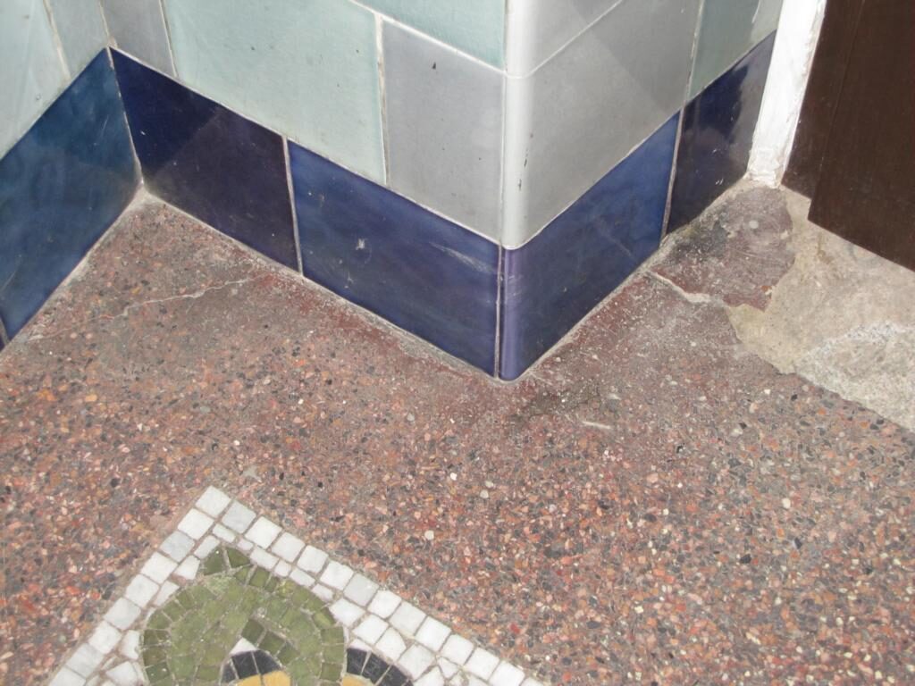 Terrazzoboden im Erdgeschoss freigelegt und geschliffen