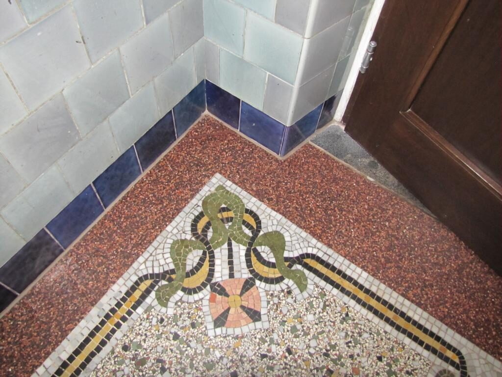 Terrazzoboden im Erdgeschoss freigelegt und geschliffen