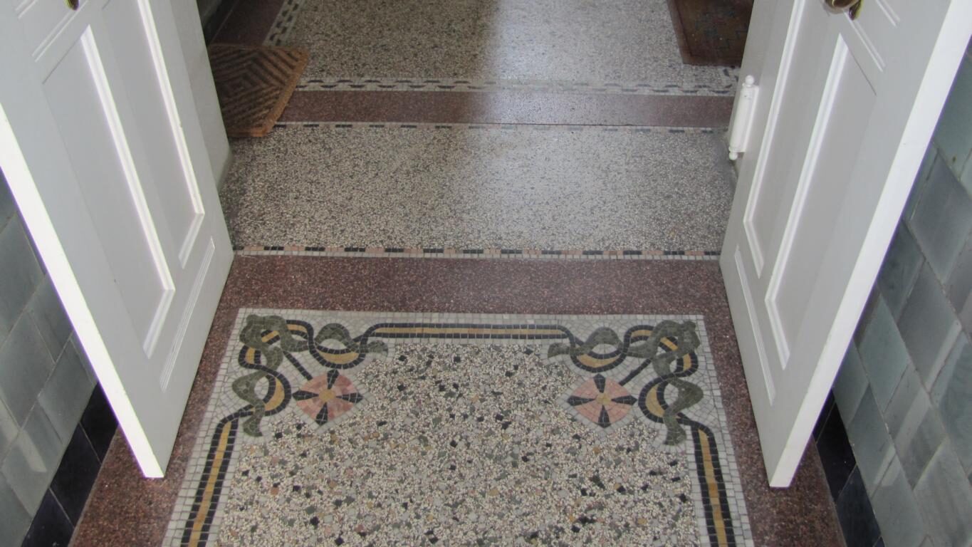 Terrazzoboden im Erdgeschoss freigelegt und geschliffen