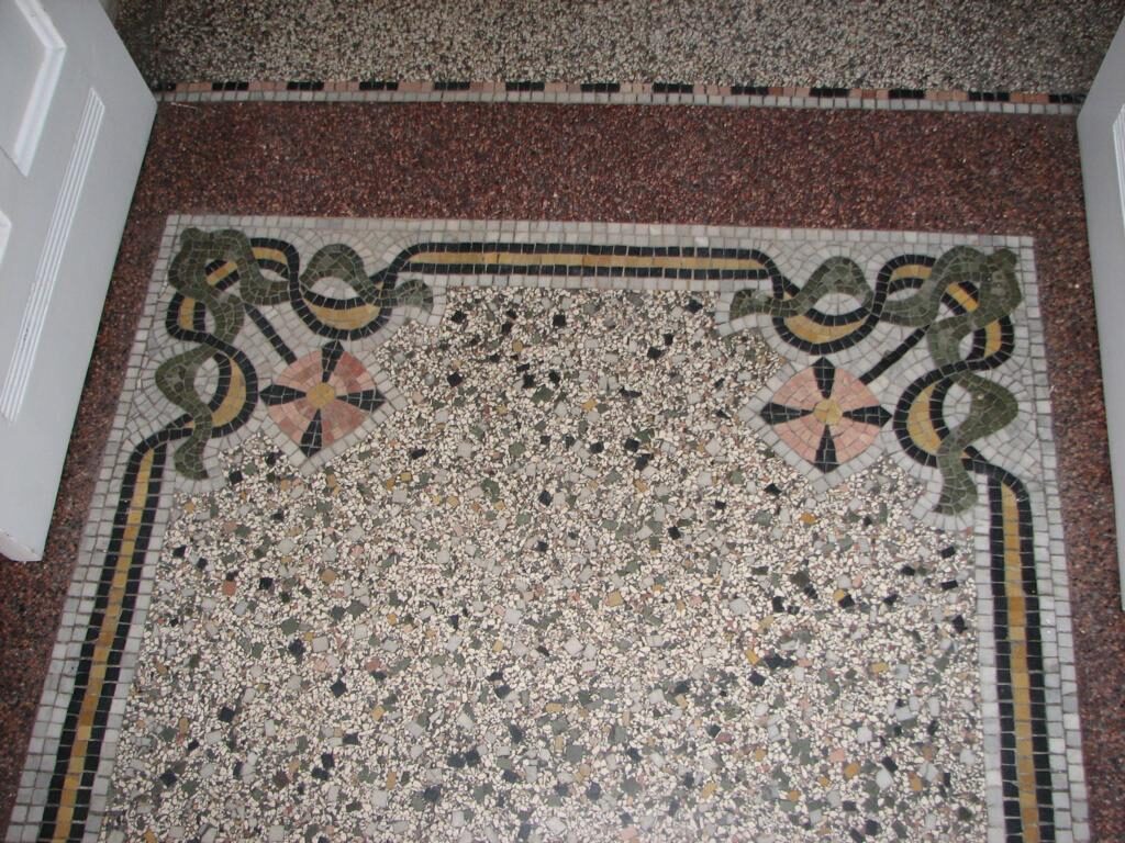 Terrazzoboden im Erdgeschoss freigelegt und geschliffen