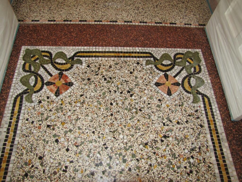 Terrazzoboden im Erdgeschoss freigelegt und geschliffen
