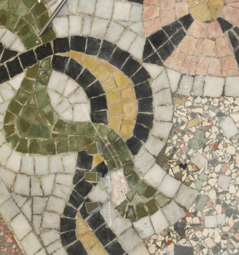 Terrazzoboden im Erdgeschoss freigelegt und geschliffen
