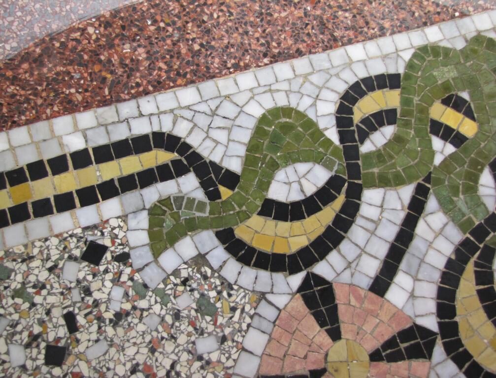 Terrazzoboden im Erdgeschoss freigelegt und geschliffen