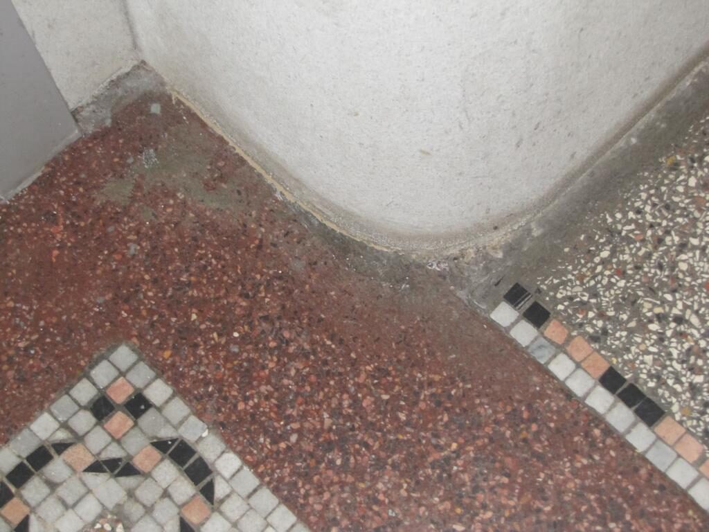 Terrazzoboden im Erdgeschoss freigelegt und geschliffen
