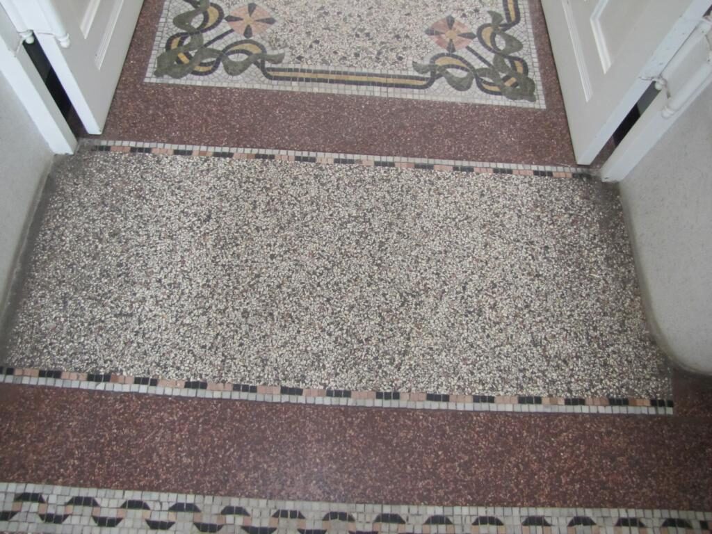 Terrazzoboden im Erdgeschoss freigelegt und geschliffen