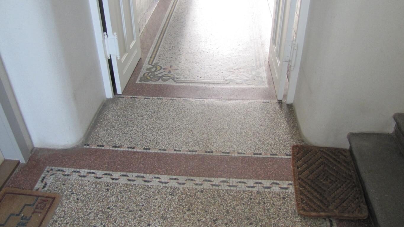 Terrazzoboden im Erdgeschoss freigelegt und geschliffen