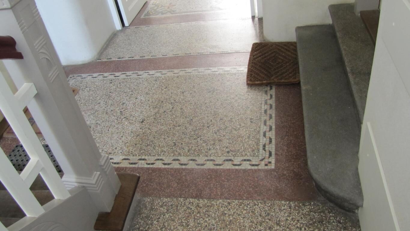 Terrazzoboden im Erdgeschoss freigelegt und geschliffen