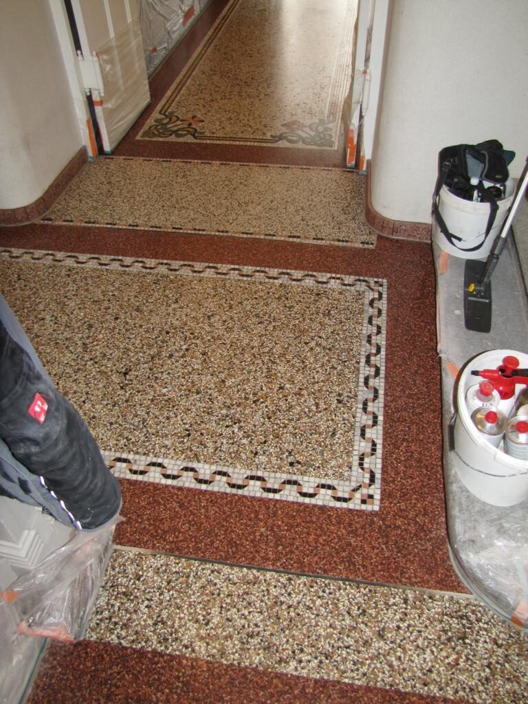 Terrazzoboden im Erdgeschoss freigelegt und geschliffen