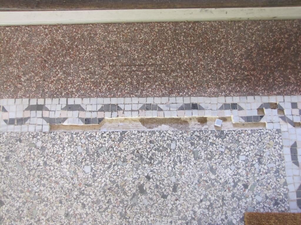 Terrazzoboden im Erdgeschoss freigelegt und geschliffen