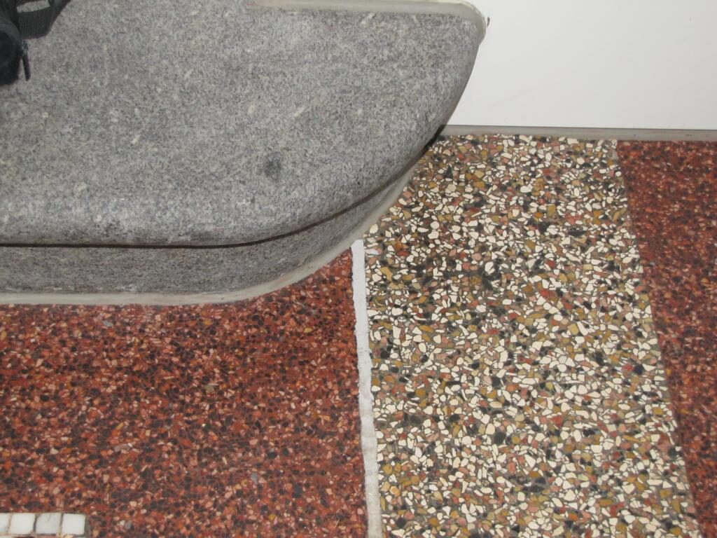 Terrazzoboden im Erdgeschoss freigelegt und geschliffen