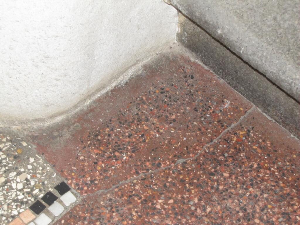 Terrazzoboden im Erdgeschoss freigelegt und geschliffen