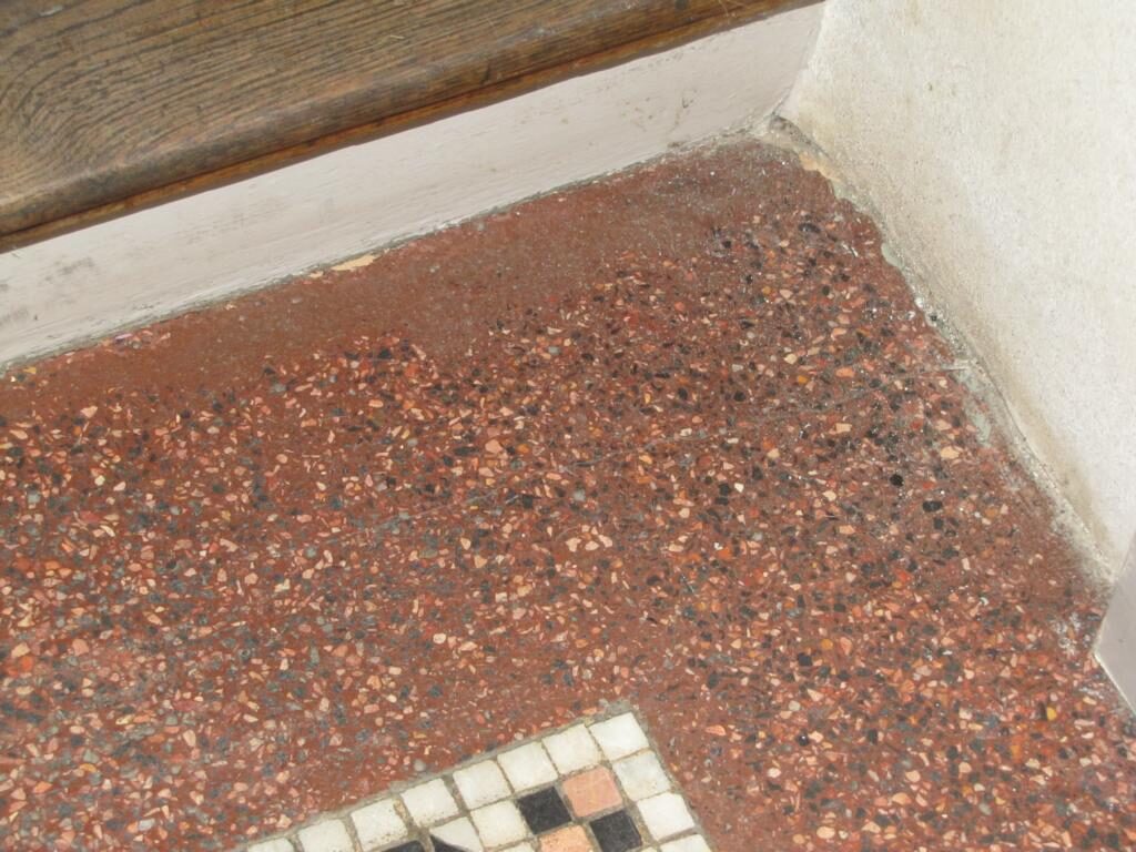 Terrazzoboden im Erdgeschoss freigelegt und geschliffen