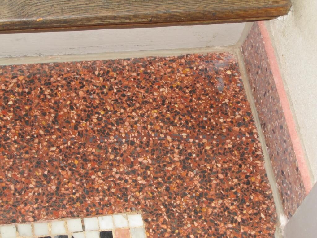 Terrazzoboden im Erdgeschoss freigelegt und geschliffen