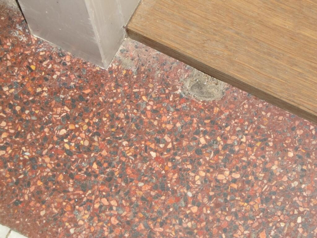 Terrazzoboden im Erdgeschoss freigelegt und geschliffen