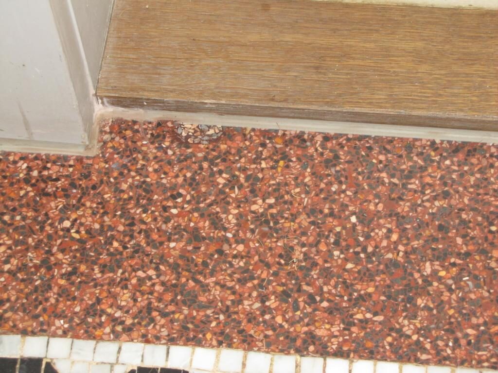 Terrazzoboden im Erdgeschoss freigelegt und geschliffen