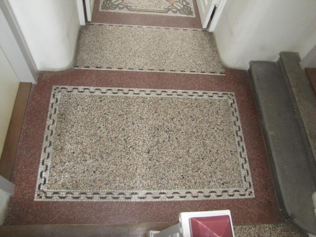 Terrazzoboden im Erdgeschoss freigelegt und geschliffen