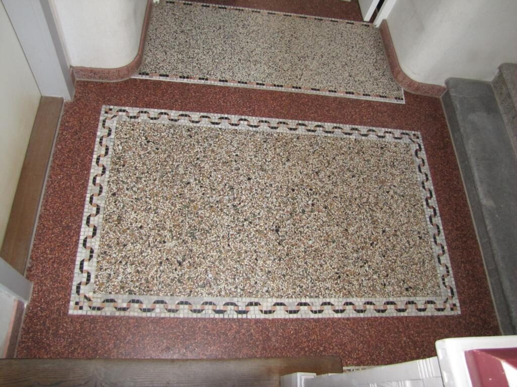 Terrazzoboden im Erdgeschoss freigelegt und geschliffen