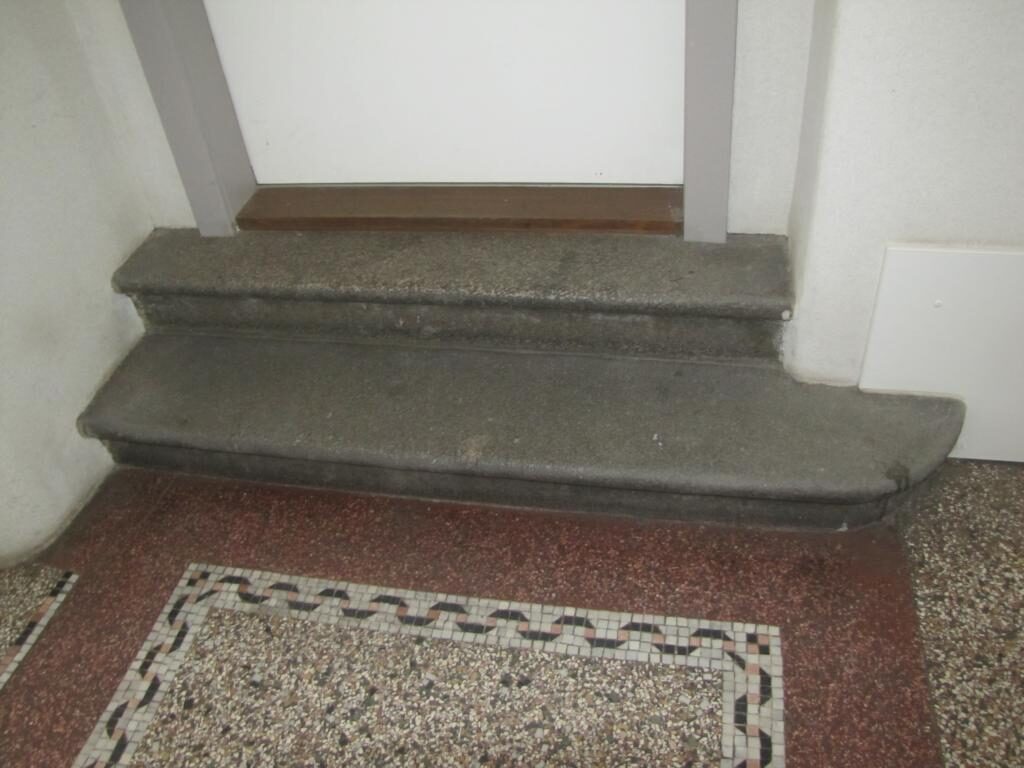 Terrazzoboden im Erdgeschoss freigelegt und geschliffen