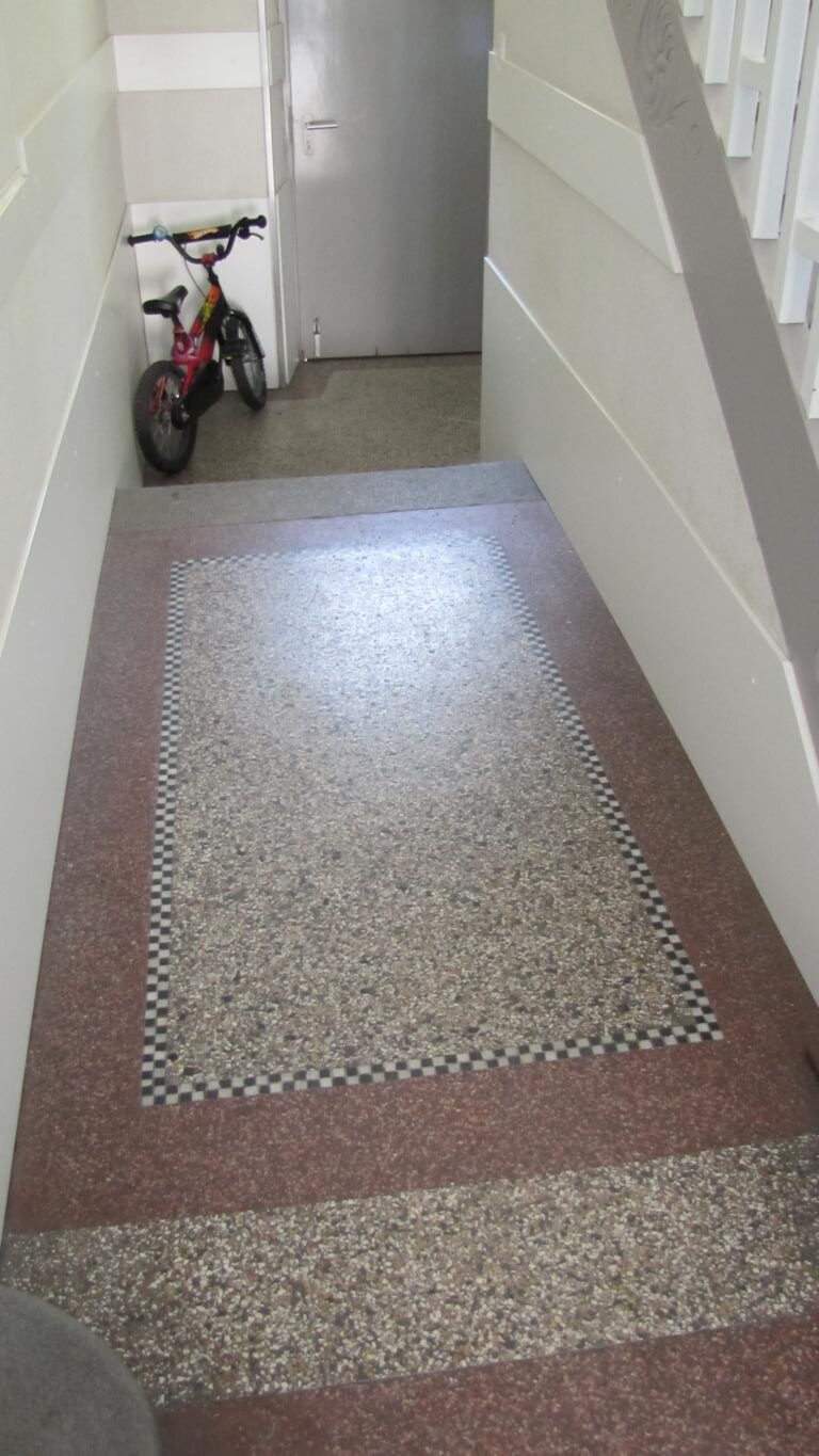 Terrazzoboden im Erdgeschoss freigelegt und geschliffen