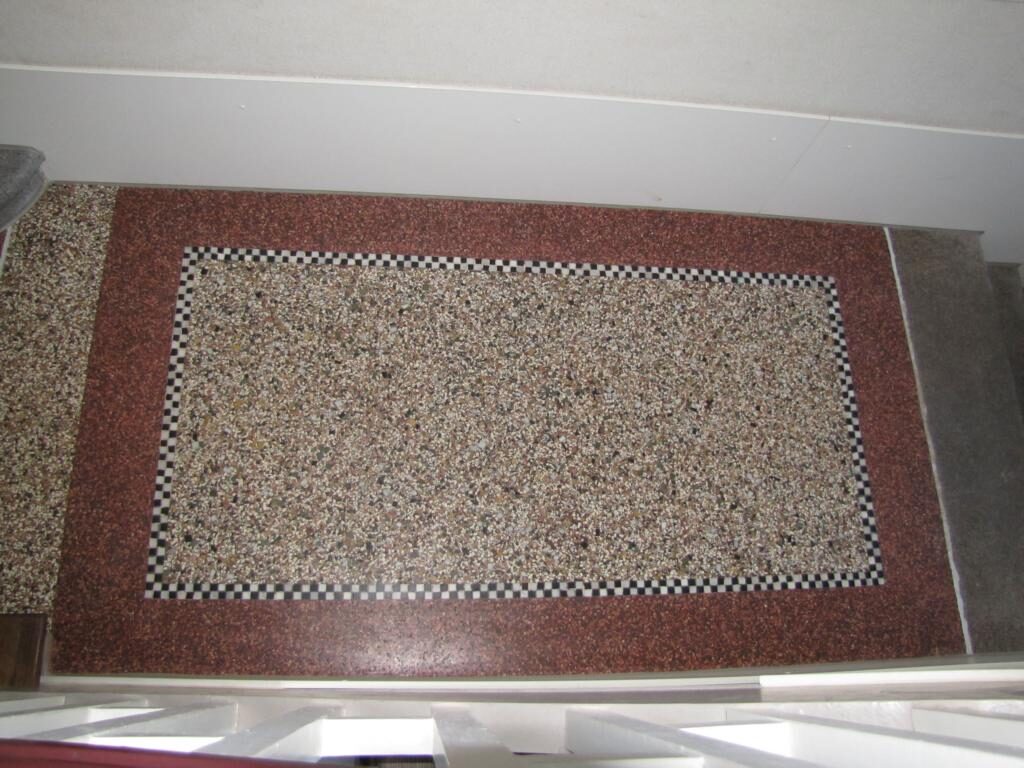 Terrazzoboden im Erdgeschoss freigelegt und geschliffen
