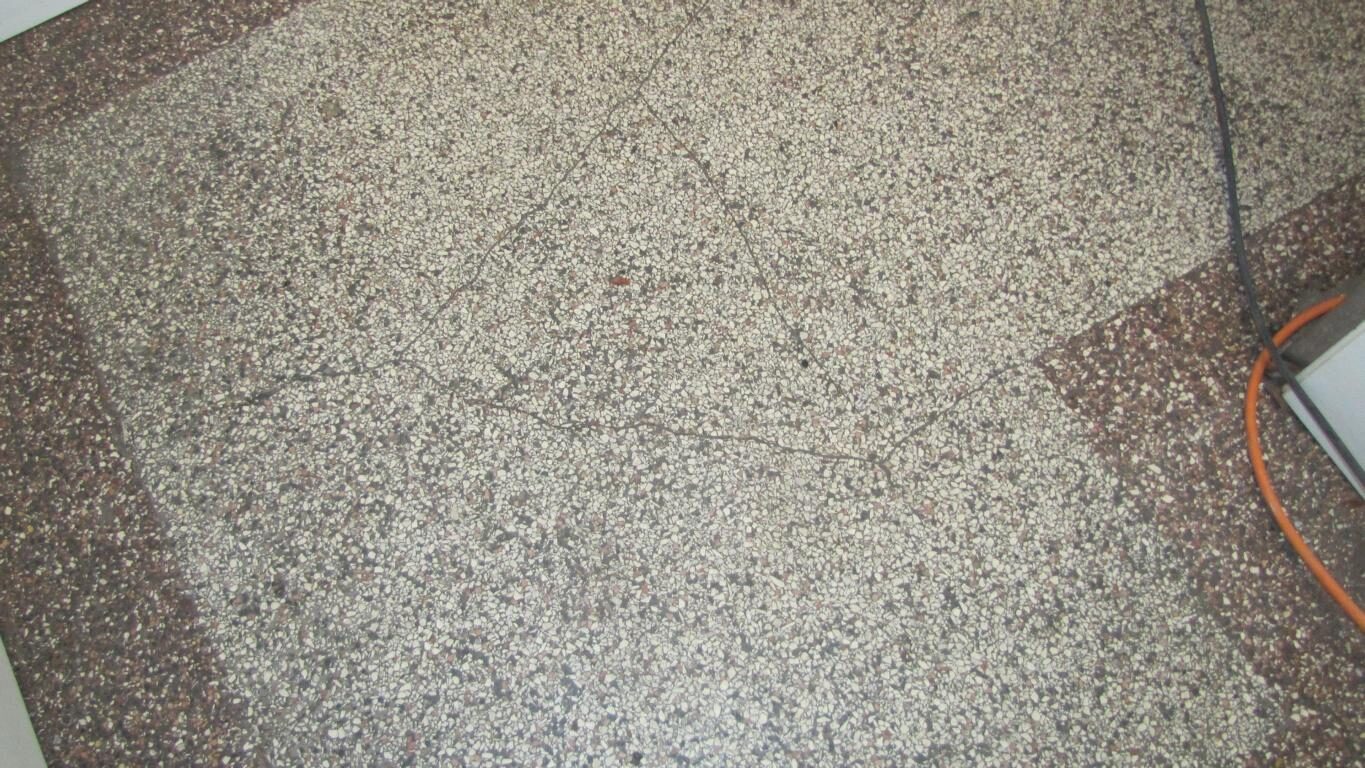 Terrazzoboden im Erdgeschoss freigelegt und geschliffen