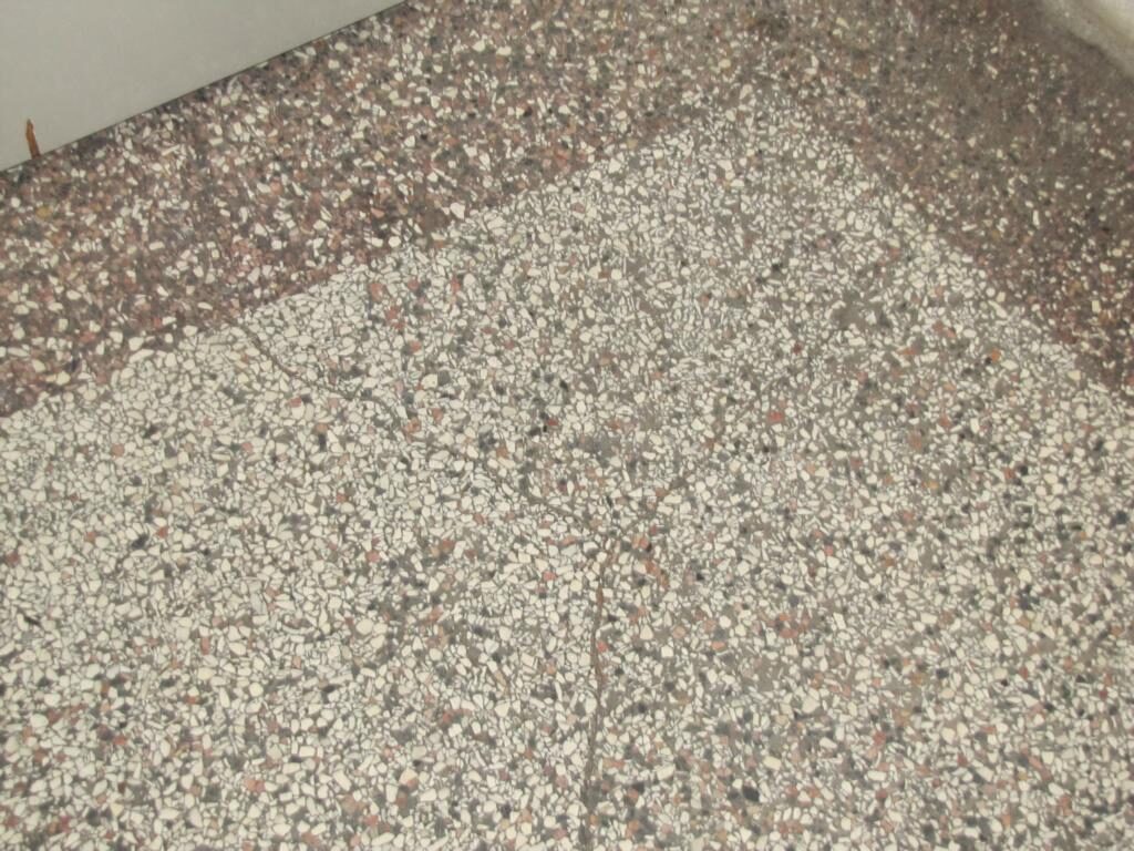 Terrazzoboden im Erdgeschoss freigelegt und geschliffen