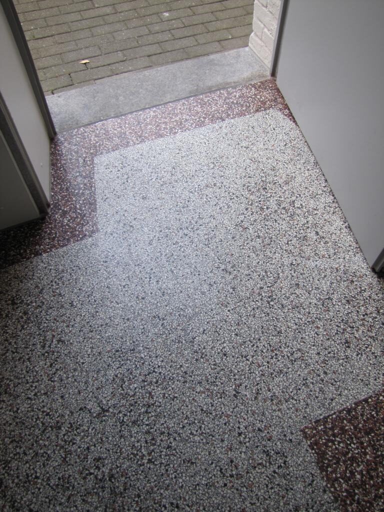 Terrazzoboden im Erdgeschoss freigelegt und geschliffen