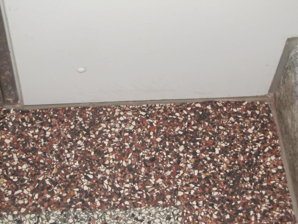 Terrazzoboden im Erdgeschoss freigelegt und geschliffen