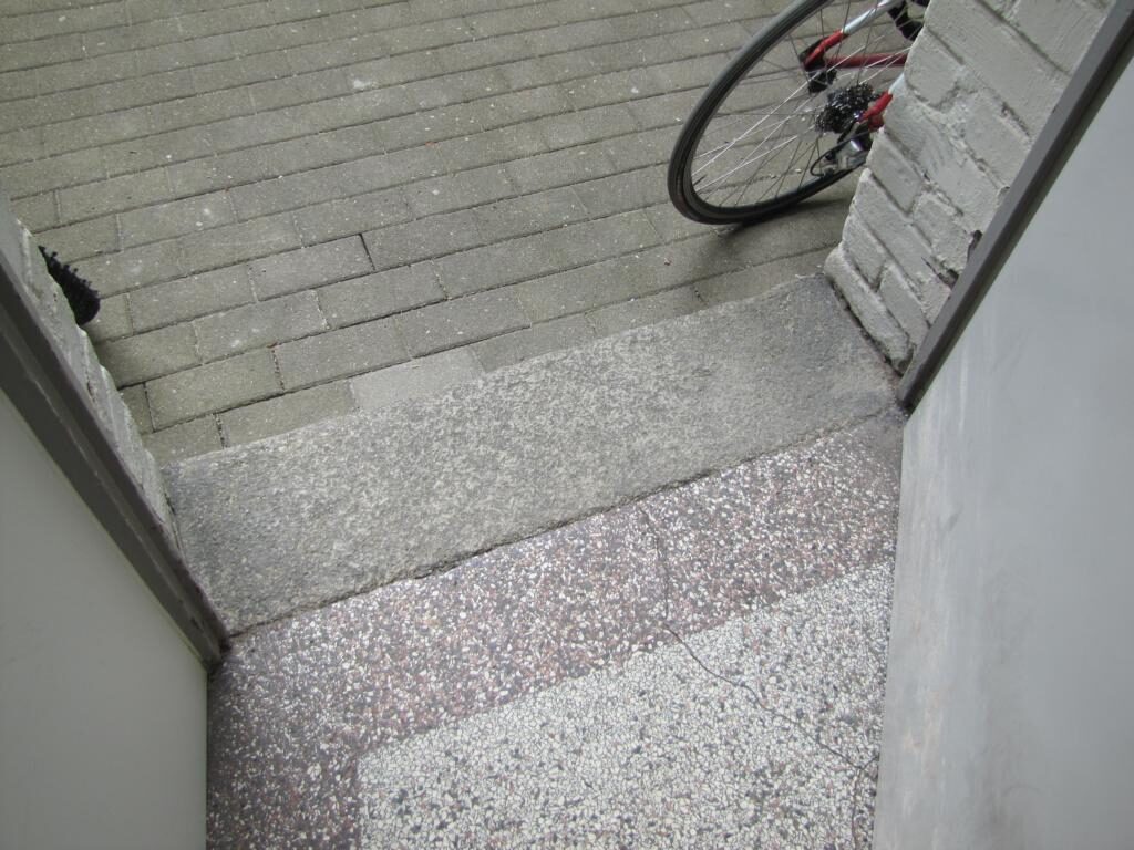 Terrazzoboden im Erdgeschoss freigelegt und geschliffen