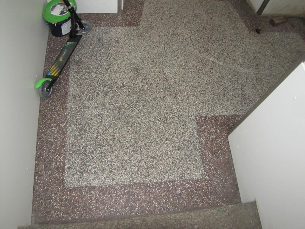 Terrazzoboden im Erdgeschoss freigelegt und geschliffen