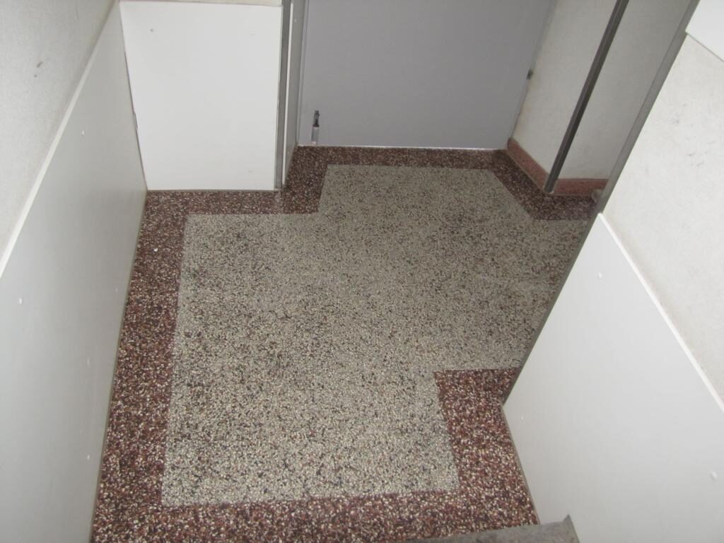 Terrazzoboden im Erdgeschoss freigelegt und geschliffen